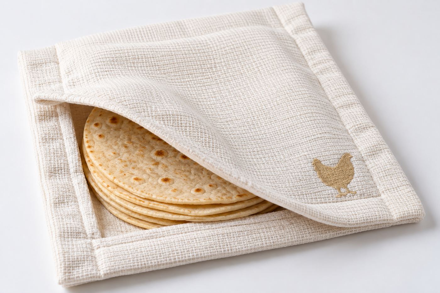 Tortillero de tela con tortillas cálidas